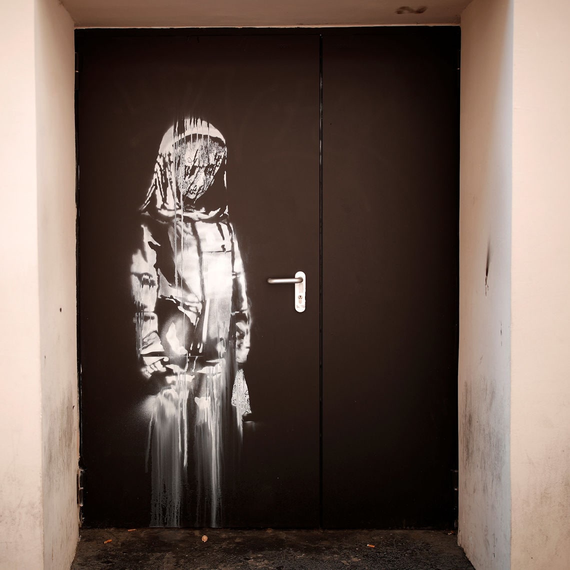Graffito am Bataclan möglicherweise von Banksy - Politik ...