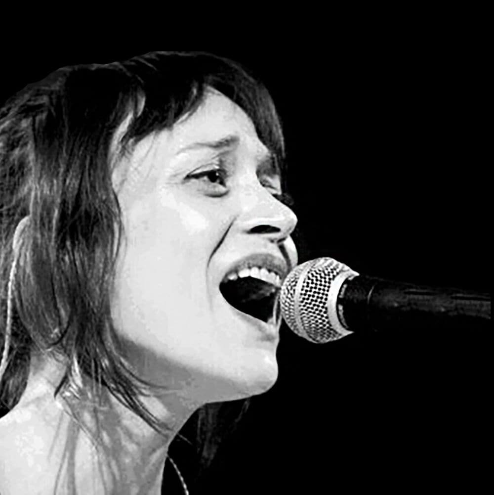 Fiona apple pure imagination. Fiona Apple 2012. Фиона поет в микрофон. Фиона Эппл 30 лет. Pure imagination Fiona Apple картинка.