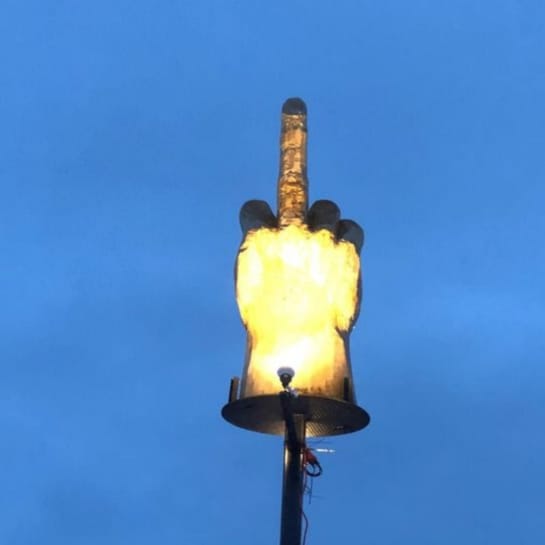 USA: Gigantischer Rache-Mittelfinger in fünf Metern Höhe - Digital 