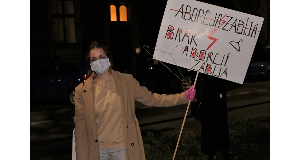 reportage proteste abtreibungsverbot polen galerie 8 sandra vor pis buero