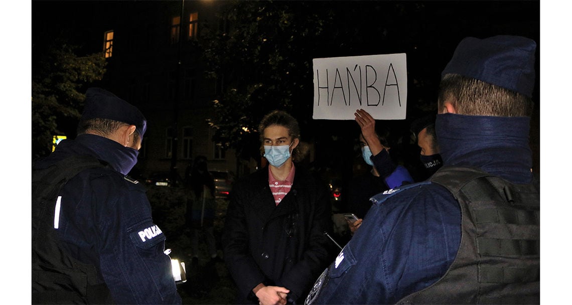 reportage proteste abtreibungsverbot polen galerie 9 demonstrant wird von polizei nach personalien gefragt